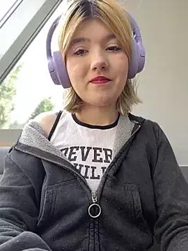 Discover our girls online shows and discover the company of countless livestreamers, with stunning shapes, sex toys and more.