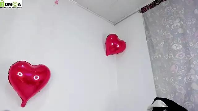 Discover our girls online shows and discover the company of countless livestreamers, with stunning shapes, sex toys and more.