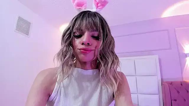 Discover our girls online shows and discover the company of countless livestreamers, with stunning shapes, sex toys and more.