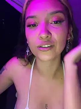 Discover our girls online shows and discover the company of countless livestreamers, with stunning shapes, sex toys and more.