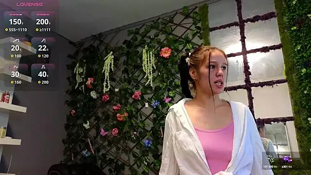 Discover our girls online shows and discover the company of countless livestreamers, with stunning shapes, sex toys and more.