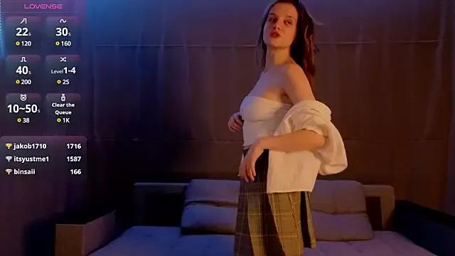 Discover our girls online shows and discover the company of countless livestreamers, with stunning shapes, sex toys and more.