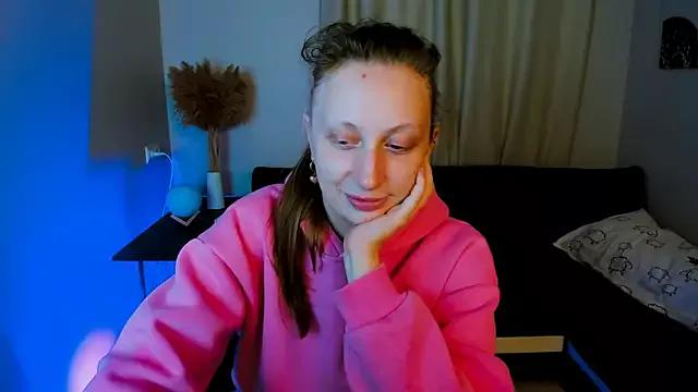 Discover our girls online shows and discover the company of countless livestreamers, with stunning shapes, sex toys and more.