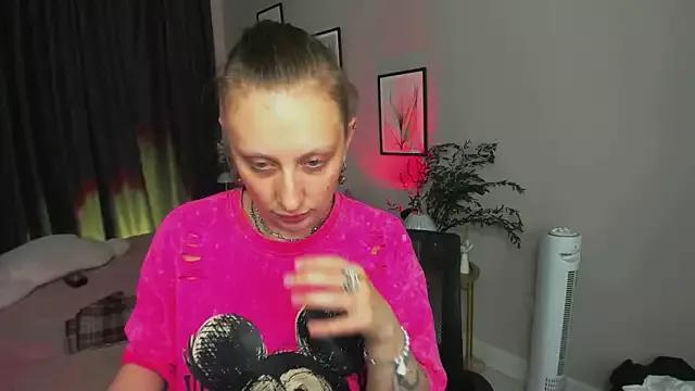 Discover our girls online shows and discover the company of countless livestreamers, with stunning shapes, sex toys and more.