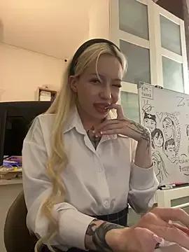 Discover our girls online shows and discover the company of countless livestreamers, with stunning shapes, sex toys and more.