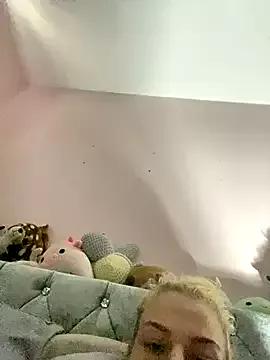 Discover our girls online shows and discover the company of countless livestreamers, with stunning shapes, sex toys and more.