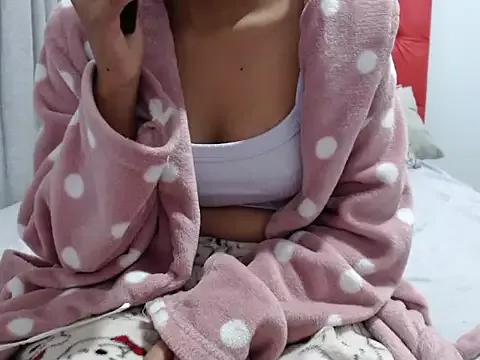 Discover our girls online shows and discover the company of countless livestreamers, with stunning shapes, sex toys and more.