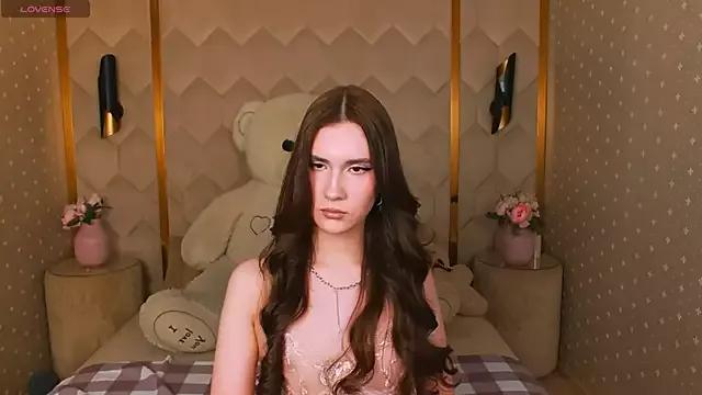 Discover our girls online shows and discover the company of countless livestreamers, with stunning shapes, sex toys and more.