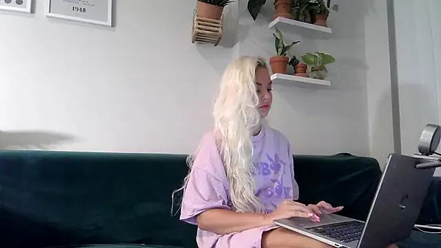 Discover our girls online shows and discover the company of countless livestreamers, with stunning shapes, sex toys and more.