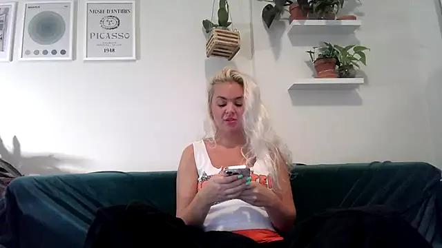 badblondebunny from StripChat