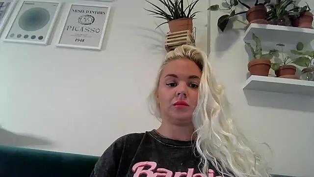 Discover our girls online shows and discover the company of countless livestreamers, with stunning shapes, sex toys and more.