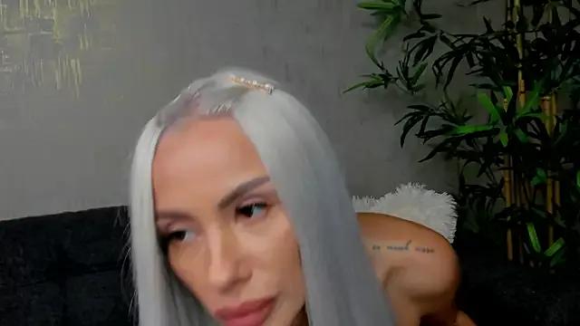 Discover our girls online shows and discover the company of countless livestreamers, with stunning shapes, sex toys and more.