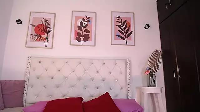 Discover our girls online shows and discover the company of countless livestreamers, with stunning shapes, sex toys and more.