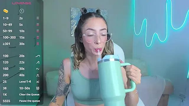 Discover our girls online shows and discover the company of countless livestreamers, with stunning shapes, sex toys and more.