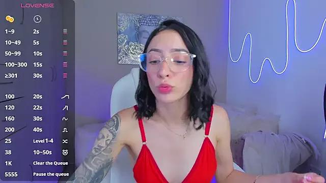 Discover our girls online shows and discover the company of countless livestreamers, with stunning shapes, sex toys and more.