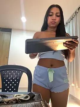 Discover our girls online shows and discover the company of countless livestreamers, with stunning shapes, sex toys and more.