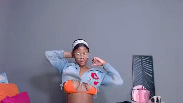 Discover our girls online shows and discover the company of countless livestreamers, with stunning shapes, sex toys and more.