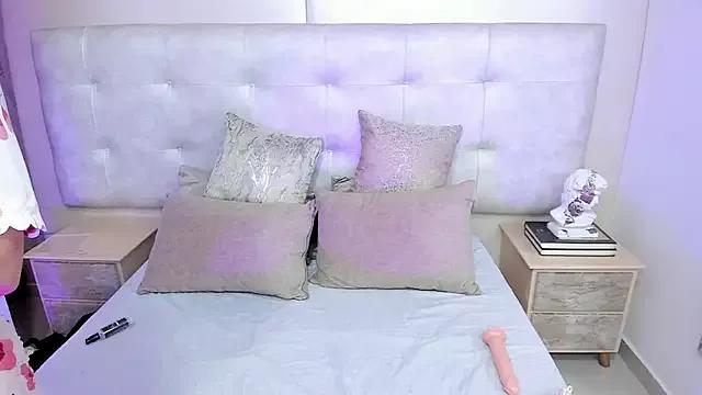Discover our girls online shows and discover the company of countless livestreamers, with stunning shapes, sex toys and more.