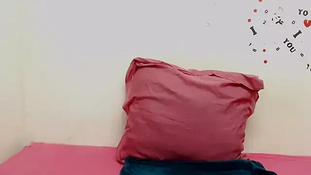 Discover our girls online shows and discover the company of countless livestreamers, with stunning shapes, sex toys and more.