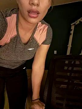 Discover our girls online shows and discover the company of countless livestreamers, with stunning shapes, sex toys and more.