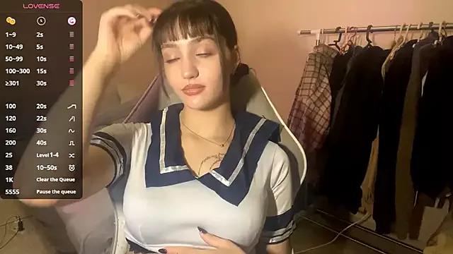Discover our girls online shows and discover the company of countless livestreamers, with stunning shapes, sex toys and more.