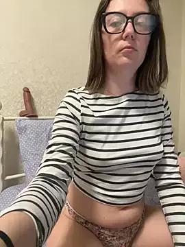 Discover our girls online shows and discover the company of countless livestreamers, with stunning shapes, sex toys and more.