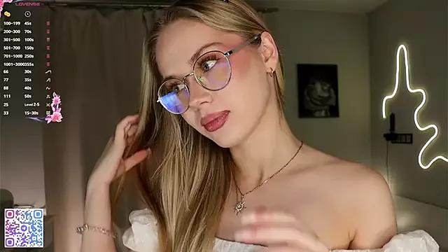 Discover our girls online shows and discover the company of countless livestreamers, with stunning shapes, sex toys and more.