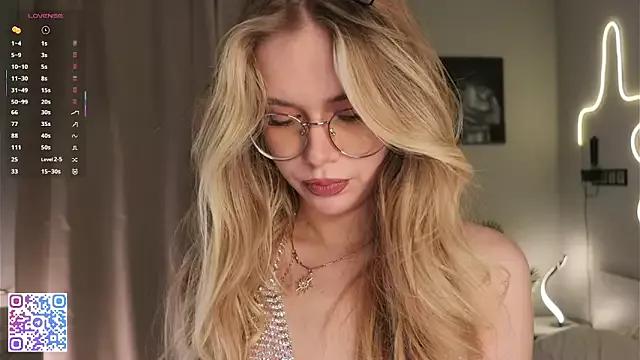 Discover our girls online shows and discover the company of countless livestreamers, with stunning shapes, sex toys and more.