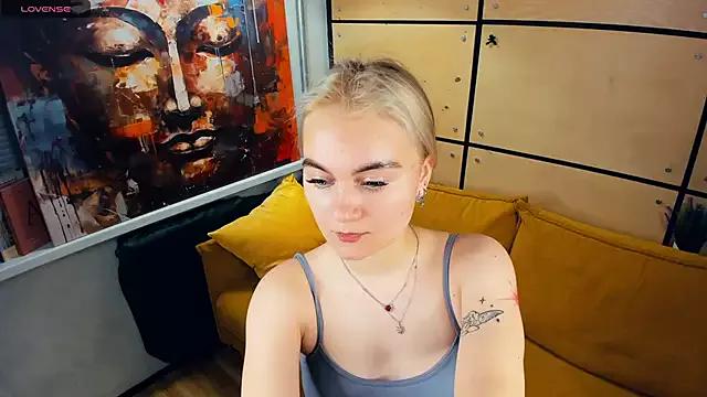 Discover our girls online shows and discover the company of countless livestreamers, with stunning shapes, sex toys and more.