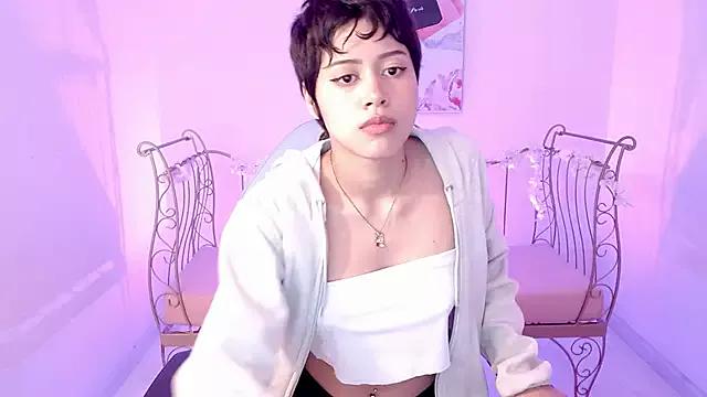Discover our girls online shows and discover the company of countless livestreamers, with stunning shapes, sex toys and more.