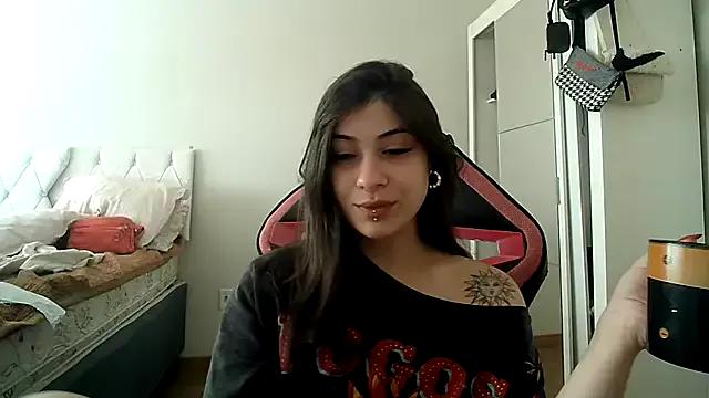 Discover our girls online shows and discover the company of countless livestreamers, with stunning shapes, sex toys and more.