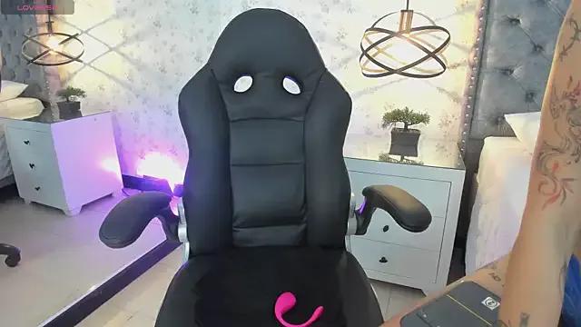 Discover our girls online shows and discover the company of countless livestreamers, with stunning shapes, sex toys and more.