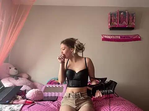Discover our girls online shows and discover the company of countless livestreamers, with stunning shapes, sex toys and more.