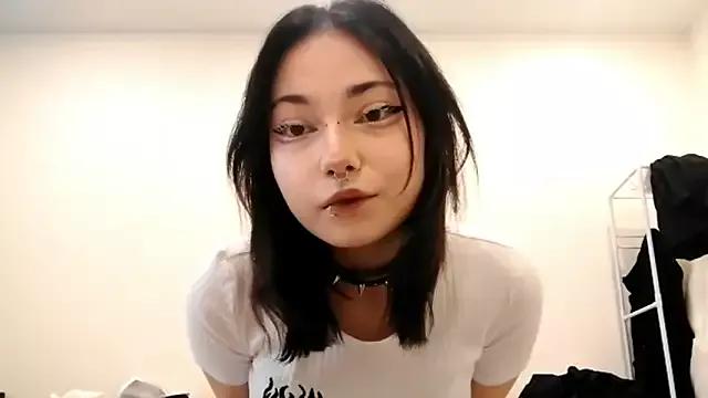 Discover our girls online shows and discover the company of countless livestreamers, with stunning shapes, sex toys and more.