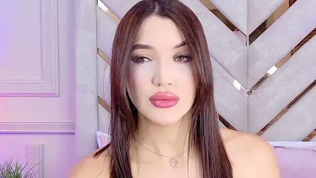 Discover our girls online shows and discover the company of countless livestreamers, with stunning shapes, sex toys and more.
