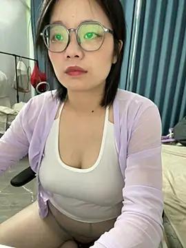 Discover our girls online shows and discover the company of countless livestreamers, with stunning shapes, sex toys and more.