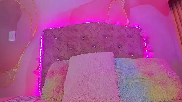 Discover our girls online shows and discover the company of countless livestreamers, with stunning shapes, sex toys and more.