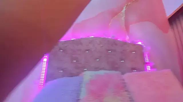 Discover our girls online shows and discover the company of countless livestreamers, with stunning shapes, sex toys and more.