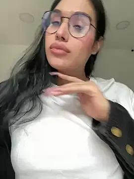 Discover our girls online shows and discover the company of countless livestreamers, with stunning shapes, sex toys and more.