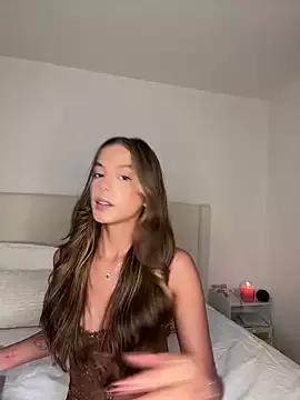 Discover our girls online shows and discover the company of countless livestreamers, with stunning shapes, sex toys and more.