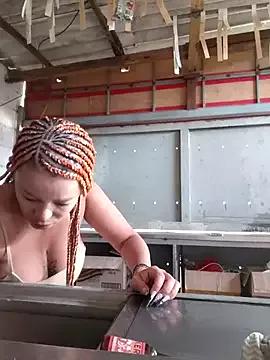 Discover our girls online shows and discover the company of countless livestreamers, with stunning shapes, sex toys and more.