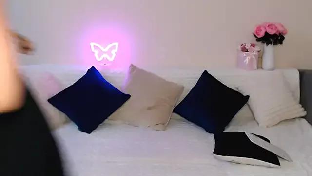 Discover our girls online shows and discover the company of countless livestreamers, with stunning shapes, sex toys and more.