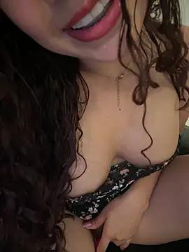Discover our girls online shows and discover the company of countless livestreamers, with stunning shapes, sex toys and more.