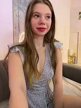 Discover our girls online shows and discover the company of countless livestreamers, with stunning shapes, sex toys and more.