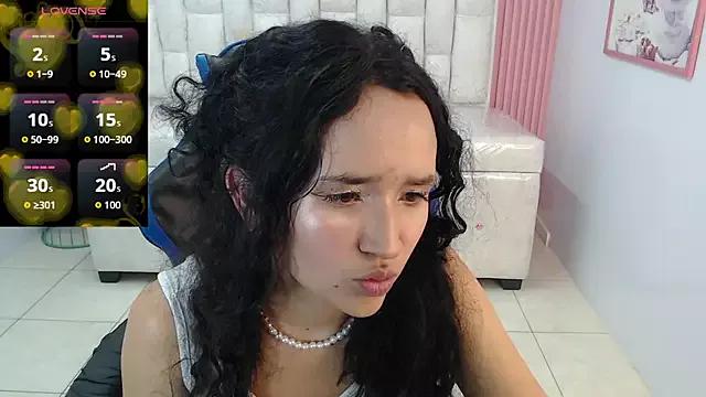 Discover our girls online shows and discover the company of countless livestreamers, with stunning shapes, sex toys and more.