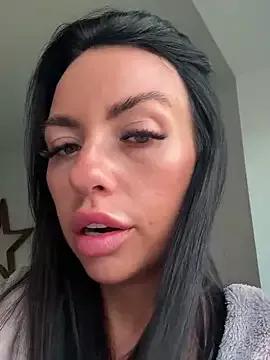 Discover our girls online shows and discover the company of countless livestreamers, with stunning shapes, sex toys and more.