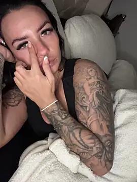 Discover our girls online shows and discover the company of countless livestreamers, with stunning shapes, sex toys and more.