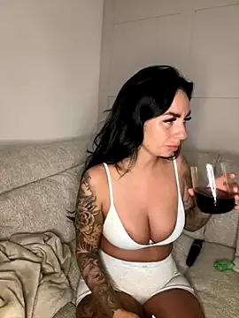 Discover our girls online shows and discover the company of countless livestreamers, with stunning shapes, sex toys and more.