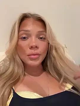 Discover our girls online shows and discover the company of countless livestreamers, with stunning shapes, sex toys and more.