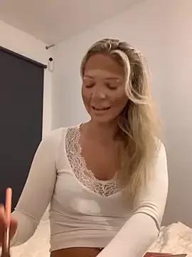 Discover our girls online shows and discover the company of countless livestreamers, with stunning shapes, sex toys and more.